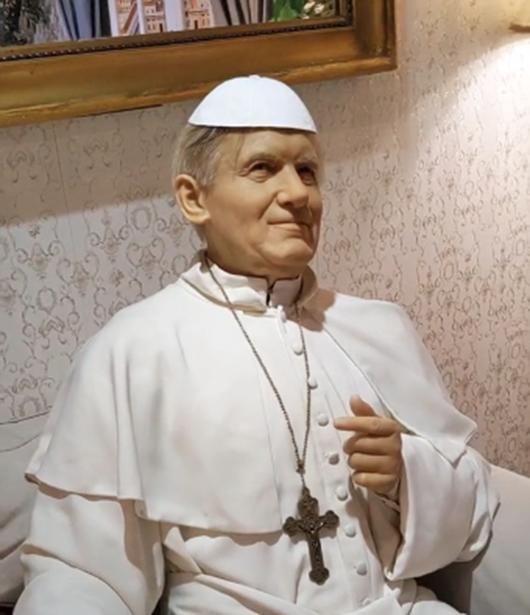 O Papa JoÃ£o Paulo II (se estivesse vivo) daria a bÃªnÃ§Ã£o parar esta escultura. SÃ³ porque ele era bonzinho. Escultores do museu, vocÃªs estÃ£o perdoados. 