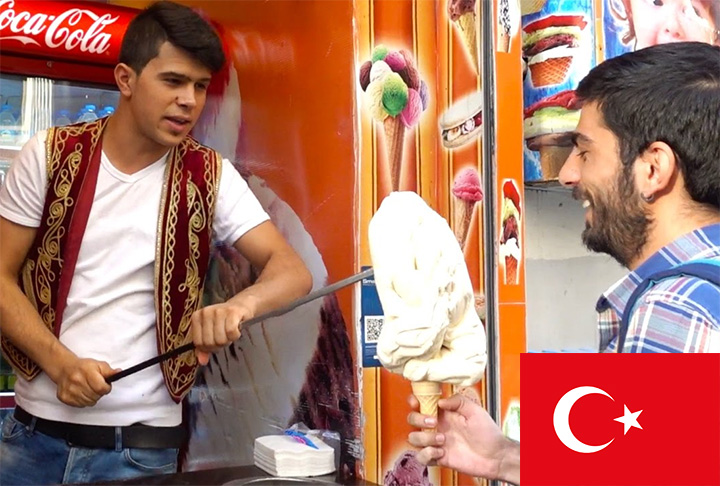 19º lugar - Dondurma (Turquia) - Sorvete consistente feito com leite, açúcar, salepo e mástique.-Youtube Canal istanbul street food