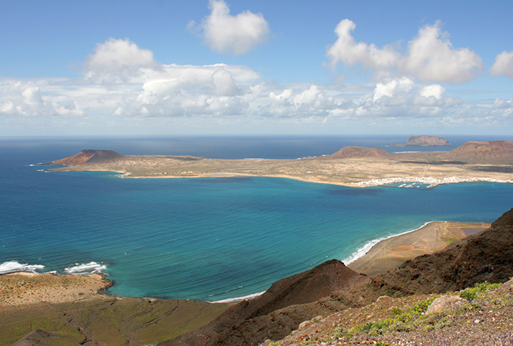 Outra ilha fantástica é La Graciosa, que conta com o Parque Natural do Arquipélago Chinijo, a maior reserva marinha da Europa. - Frank Vincentz - Wikimédia Commons