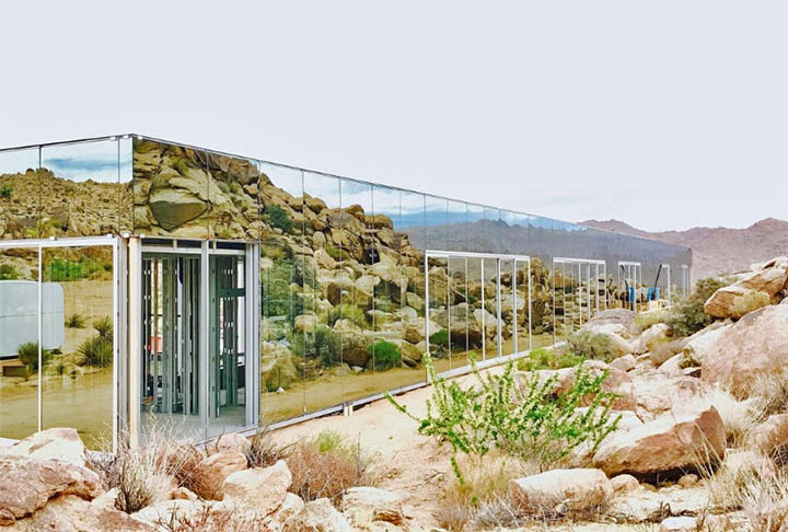 A mansão fica no deserto de Joshua Tree, na Califórnia, a 200 km da cidade de Los Angeles.  A construção foi inspirada no filme de ficção científica 