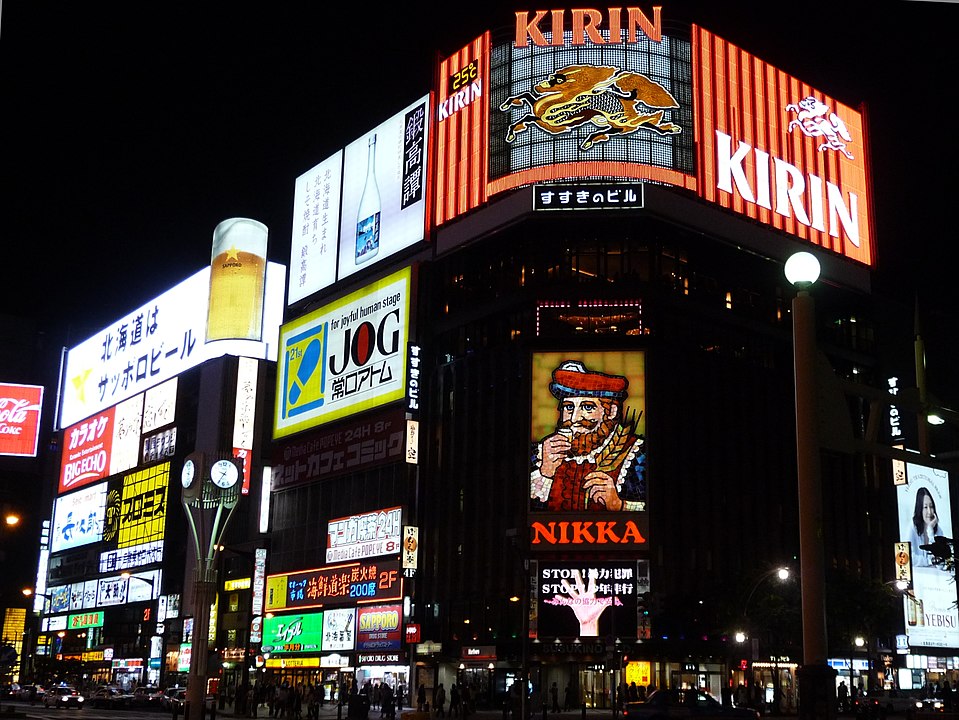 A principal cidade de Hokkaido é Sapporo, a quinta maior do país. Com 401 mil habitantes, é conhecida por sediar os Jogos Olímpicos de 1972 e por realizar, anualmente, o Festival de Neve de Sapporo. O distrito de Susukino (foto) é a área badalada do entretenimento. -  Chatama  wikimedia commons 