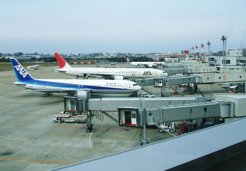 O motivo do transtorno foi o fechamento do aeroporto onde o avião deveria aterrissar. 