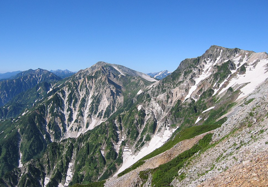 A maior parte das ilhas é montanhosa, com muitos vulcões, como, por exemplo, os Alpes japoneses  (foto) e o Monte Fuji. - ?64 - wikimedia commons