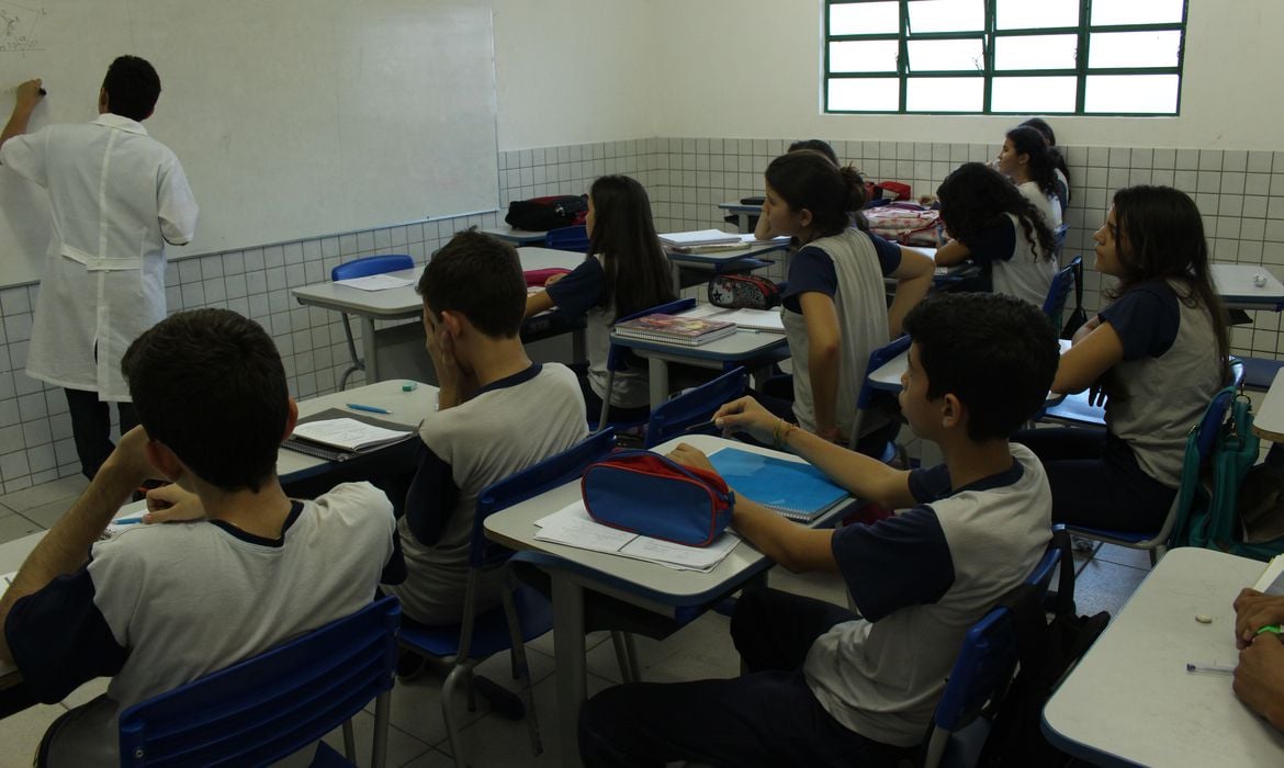 III – A exposição a situações de exploração de trabalho: Condiciona a proteção contra qualquer forma de trabalho que comprometa o desenvolvimento físico, emocional ou educacional. A exploração infantil é ilegal e impede o pleno crescimento.