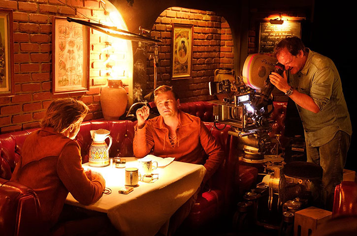 Tarantino é conhecido por ser um diretor sem histórias lineares. Um filme pode até começar pela cena final. Ele também é famoso por fazer filmes longos, com muita violência e sangue; por retratar personagens irônicos com diálogos ricos e inteligentes; e por usar imagens que lembram histórias em quadrinhos.