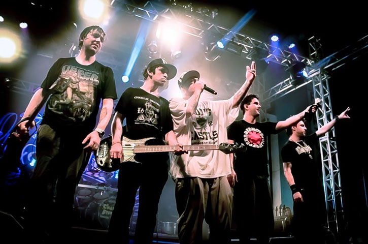Juntos, eles convidaram outros três amigos e fundaram a Charlie Brown Jr, em 1992: Marcão Britto (guitarra), Thiago Castanho (guitarra) e Renato Pelado (bateria). Exceto Chorão, todos da cidade paulista de Santos. Inicialmente, a banda se apresentava na região e na capital, mas logo explodiu nacionalmente.  - Divulgação Instagram Charlie Brown Jr.