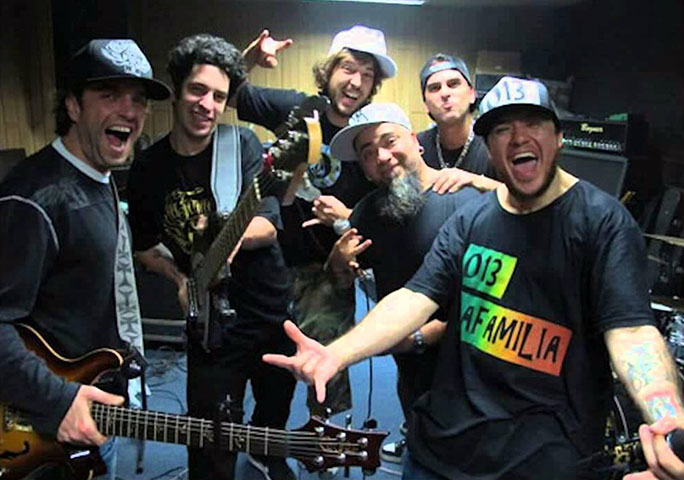 Além de Chorão, Champignon,  Marcão Britto, Thiago Castanho e Renato Pelado, a banda teve Heitor Gomes (baixo), Pinguim (bateria e beatbox) e Bruno Graveto (baixo e bateria).  - Divulgação Facebook Charlie Brown Jr.