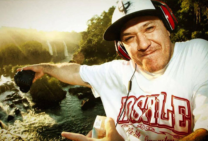 Ainda jovem, Chorão mudou-se para Santos. No início, queria uma vida sem muitas responsabilidades, mas sonhava em ter uma banda de rock para tocar em rodas de skate. Começou a trabalhar, mas não conseguiu ir longe em nenhum emprego. Foi demitido pelo próprio pai de uma corretora de imóveis.  - Divulgação Instagram Charlie Brown Jr.