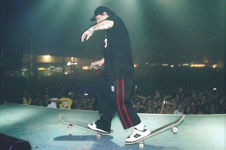 Chorão criou uma pista indoor skate em Santos (SP), em 2004. O local o homenageia, leva o nome de Chorão Skate Park e já recebeu eventos nacionais e internacionais. O cantor também retratou a sua paixão pelo esporte em algumas músicas como ?Zóio de Lula?, em que skatistas aparecem no clipe, e ?Di-SK8 Eu Vou?.  - Divulgação Instagram Charlie Brown Jr.