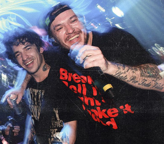 Ele foi convidado por outro cliente do bar a fazer um teste para ser vocalista da banda "Whats Up", que estava sendo formada. Ele foi aprovado, mas não ficou muito tempo. Por outro lado, fez amizade com o baixista Champignon, que tinha apenas 12 anos.  - Divulgação Instagram Charlie Brown Jr.