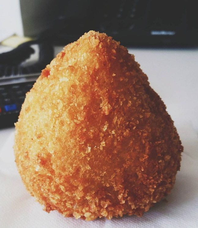 Feita com massa de farinha de trigo e caldo de galinha, leva diversos tipos de recheio:  galinha (o mais comum), carne, linguiça, queijo, vegetais. -Riberto Frederico wikimedia commons 