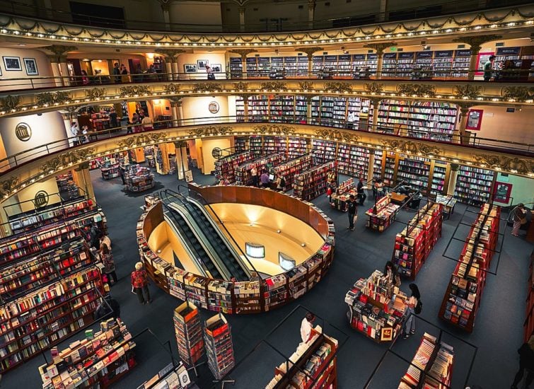 O edifício foi inaugurado em 1919 como o Teatro Grand Splendid e, ao longo dos anos, apresentou espetáculos de grandes artistas, incluindo Carlos Gardel e Jorge Luis Borges. Em 2000, foi transformado em uma livraria e, desde então, se tornou um dos principais pontos turísticos da cidade.