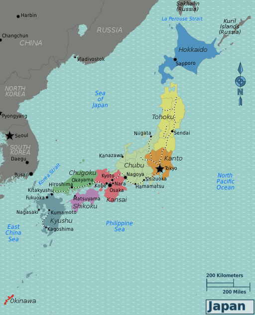 O Japão fica na Ásia Oriental, a leste do Mar do Japão, China, Coreia do Norte e Rússia. Estende-se desde o Mar de Okhotsk, ao norte, até o Mar da China Oriental e Taiwan, ao Sul.  - 	Peter Fitzgerald, wikimedia commons 