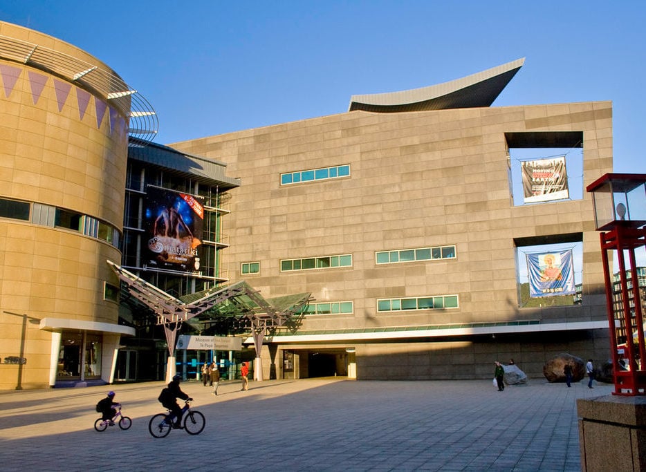 9º) Museu da Nova Zelândia: O Museu Te Papa Tongarewa é um museu nacional localizado em Wellington, a capital da Nova Zelândia. Ele é conhecido por sua vasta coleção de artefatos maori, bem como por suas exposições sobre a história, cultura e biodiversidade do país.