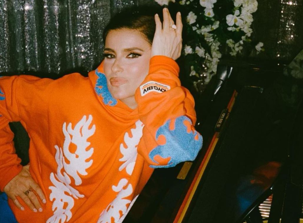 Na publicação, a artista explicou que a pausa é por tempo indeterminado, motivada pelo desejo de se dedicar a outros projetos que considera adequados para a fase atual da vida.
