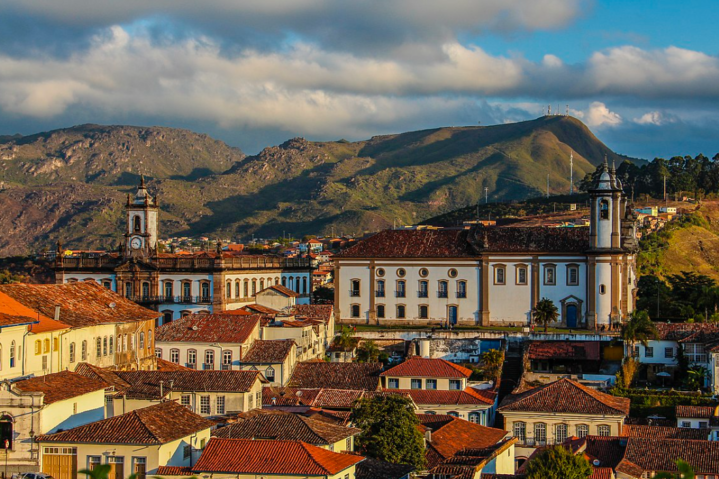 Nascido por volta de 1730, em Vila Rica (atual Ouro Preto), Minas Gerais, Aleijadinho era filho de um respeitado mestre de obras português, Manuel Francisco Lisboa, e de uma escravizada africana, Isabel.