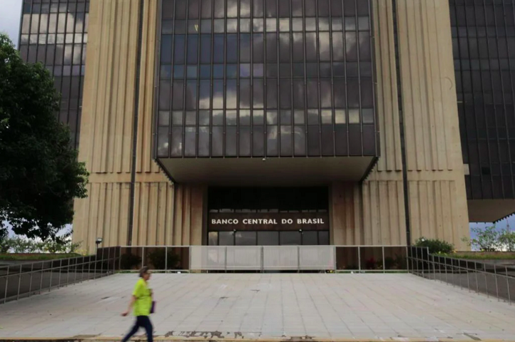 Inflação e risco fiscal podem prolongar alta de juros, alerta Copom