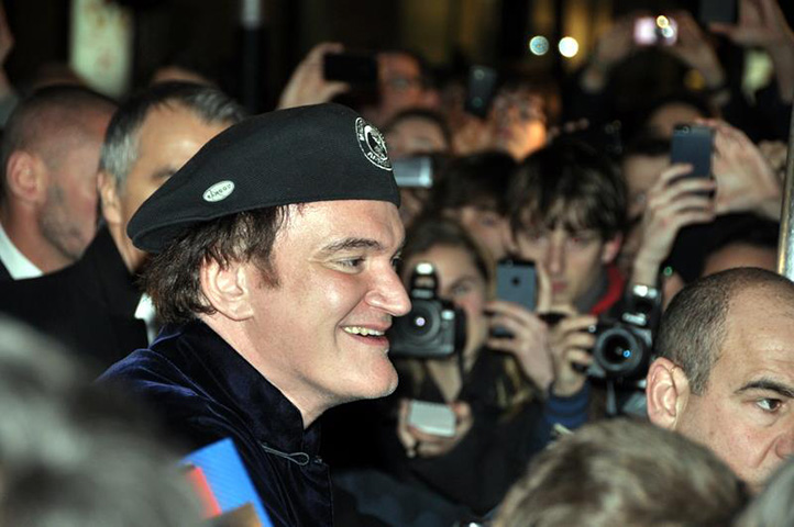 Aos 16 anos, Tarantino foi estudar atuação e não demorou muito para escrever roteiros. Sem oportunidades, Quentin foi trabalhar justamente como balconista de uma locadora de filmes. Lá, ele conheceu Roger Avary, que viria a mudar a história do cineasta.