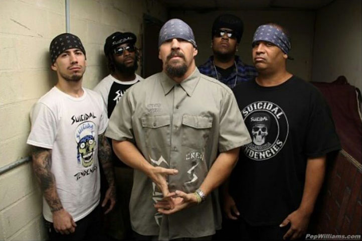 Chorão então subiu no palco e falou algo como "Agora é comigo"  e pediu para os músicos tocarem "War Inside My Head", da banda Suicidal Tendencies. Mesmo sem falar inglês, ele arranhou alguma coisa, mas encantou o público e os artistas.  - Divulgação Instagram Banda Suicidal Tendencies
