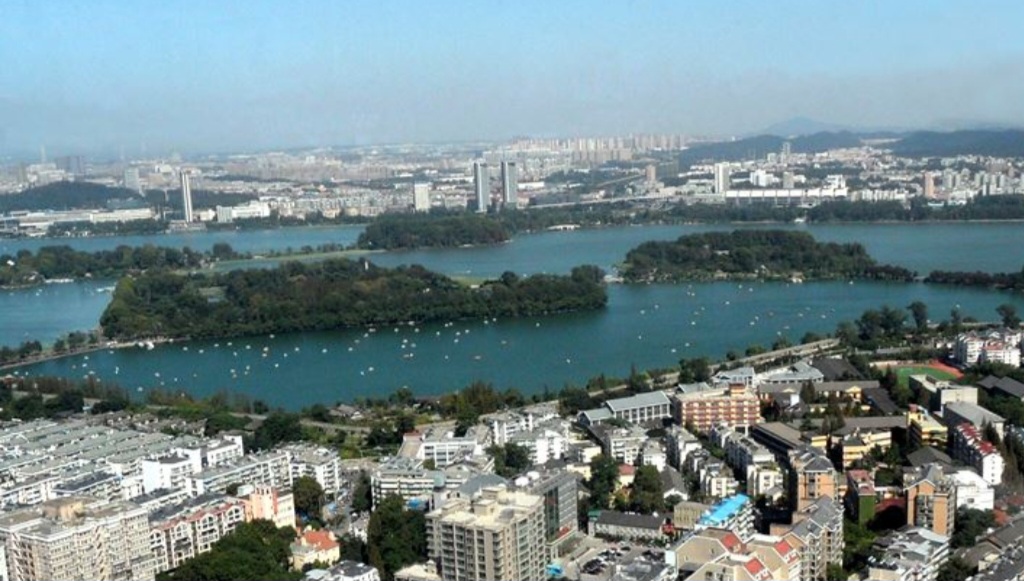 Nanjing (ou Nanquim) é a segunda maior cidade do Leste da China. É capital da província de Jiangsu. Ocupa 6 587 km² e tem cerca de 9,5 milhões de habitantes.