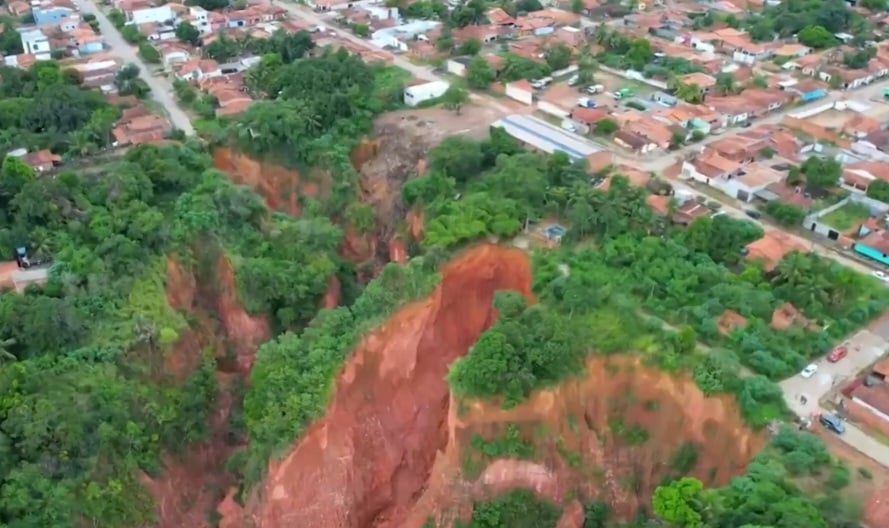 Entenda o fenômeno das voçorocas no Maranhão - Reprodução de vídeo Marinho Drones