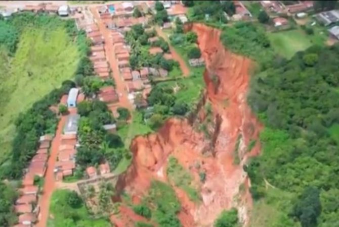 Voçorocas fazem cidade do Maranhão afundar
