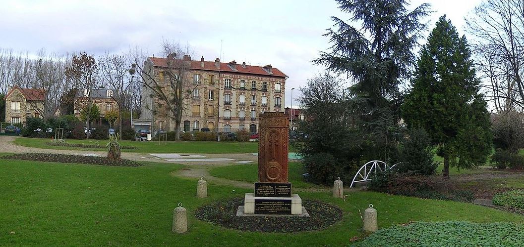 A pequena cidade que fica 18 km a nordeste de Paris, às margens do Rio Morée, ocupa uma área de apenas 7,2 km² e tem cerca de 52 mil moradores.  Mas a população se mobilizou e comprou briga com uma poderosa rede de supermercados: o Carrefour. 