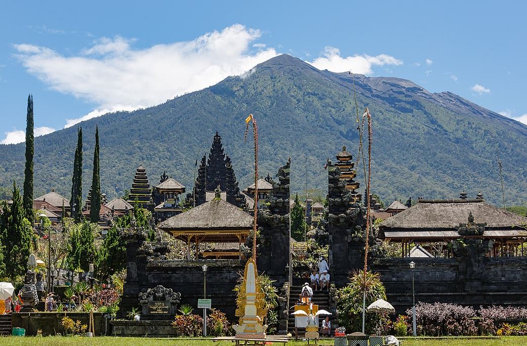 Bali  também é conhecida por seus retiros de ioga e meditação.  O hinduísmo balinês mistura crenças locais com o hinduísmo das regiões continentais do Sudeste Asiático e da Ásia Meridional, além do Budismo. 