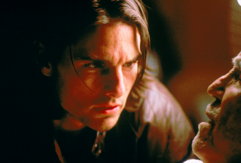 <p>Em “Magnólia”, de 1999, com Tom Cruise, Anderson ampliou ainda mais seu escopo, entrelaçando múltiplas histórias em uma estrutura narrativa complexa que abordava culpa, redenção, relações familiares e o acaso.</p>
