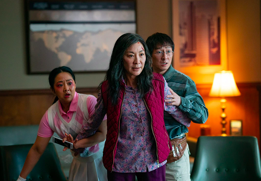 Por sua atuação como Evelyn, uma imigrante que navega entre realidades paralelas, Michelle Yeoh conquistou o Oscar de Melhor Atriz em 2023, tornando-se a primeira mulher asiática a vencer nessa categoria.
