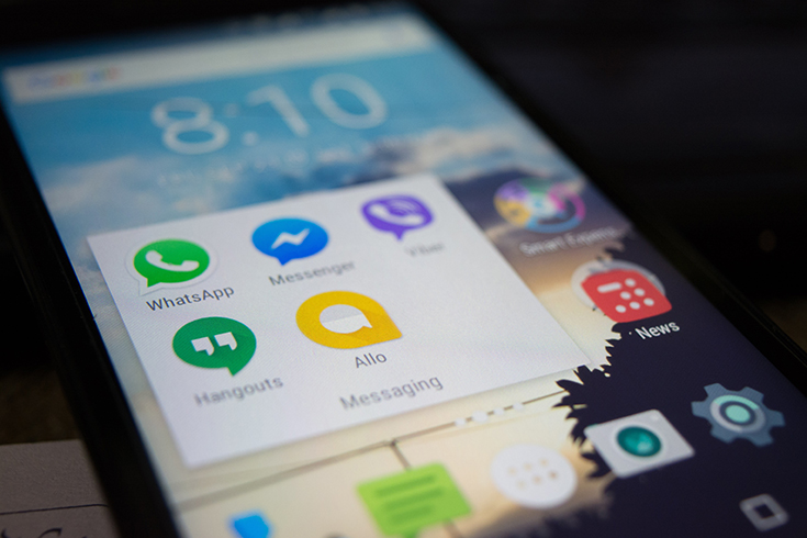 Além de tudo, o "zap" é um aplicativo leve e rápido de baixar, demorando poucos segundos ou minutos. Outra facilidade do app em relação ao SMS (que não é um app), é que você pode enviar vídeos, fotos, reportagens, entre outros. 