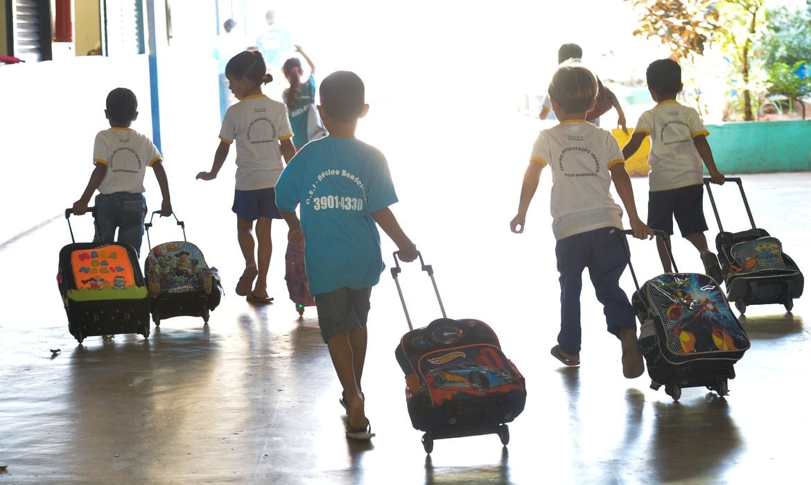 I – A sonegação do direito à defesa em situação de conflito: Isso garante que toda criança ou adolescente em conflito com a lei tenha o direito de se defender adequadamente, com apoio jurídico. A privação desse direito compromete a justiça e a proteção legal. É uma violação de princípios básicos do devido processo legal.