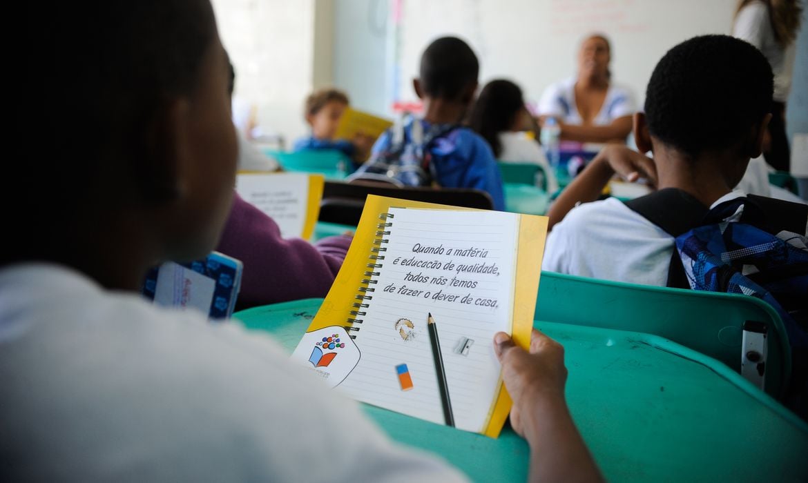 Entre eles, está o direito de não ser submetido a situações de constrangimento. O objetivo é assegurar um ambiente saudável e respeitoso, essencial para o desenvolvimento pleno e equilibrado de crianças e adolescentes.