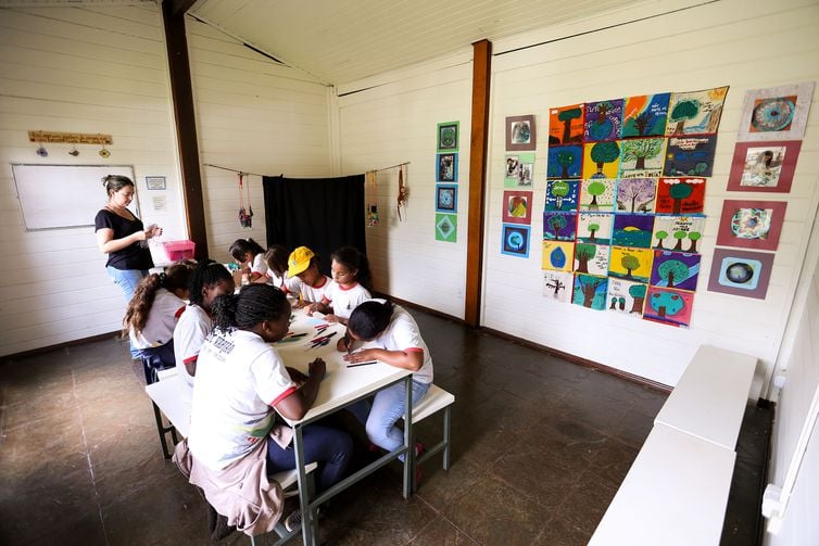 VIII – A violência física e ou simbólica:
Inclui agressões corporais e abusos psicológicos que causam dor ou sofrimento, direta ou indiretamente. Visa eliminar comportamentos que atentem contra os direitos fundamentais.