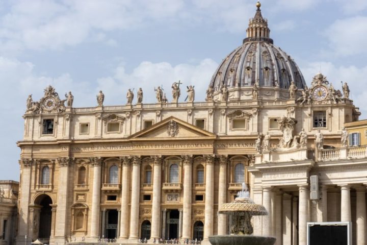A BasÃ­lica de SÃ£o Pedro, localizada no Vaticano, Ã© uma das igrejas mais importantes do mundo e um local de peregrinaÃ§Ã£o para milhÃµes de catÃ³licos.