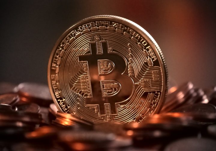 Criado em 2009, o bitcoin tornou-se um dos ativos mais valiosos do mundo. Apesar disso, economistas de peso têm demonstrado reticência quanto ao futuro das criptomoedas. 
-MichaelWuensch por Pixabay 