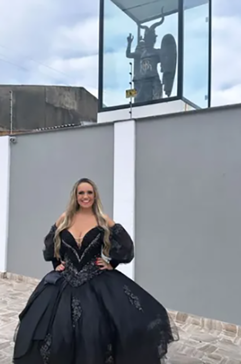 A casa do bairro Alvorada pertence à mãe de santo Michelly da Cigana, que decidiu instalar a imagem 