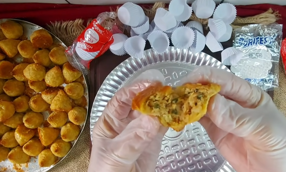 Geralmente, a coxinha é frita. Mas também pode ser feita assada, para, pelo menos, evitar o óleo. -Reprodução YouTube Bistrô dos Salgados 