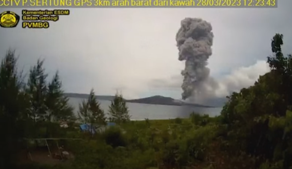 Em março de 2023, as erupções do Vulcão Anak Krakatoa foram tão violentas que expeliram uma coluna de cinzas a mais de 2.500 metros de altura. 