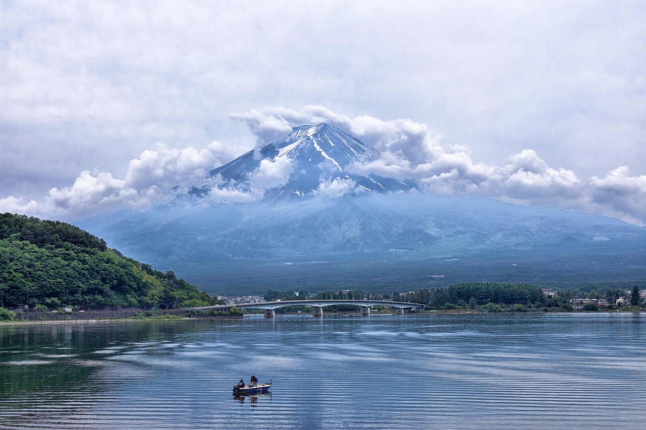 O arquipélago do Japão se estende por 2.800 km do norte ao sul. Do total de ilhas, 426 são habitadas. Veja as principais ilhas desse país insular que sempre atraiu a atenção no planeta.  - Imagem de Armin Forster por Pixabay 