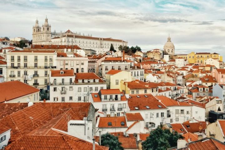 No interior de Portugal, a aldeia histórica de Belmonte preserva monumentos, museus e construções que ajudam a compreender a trajetória de Pedro Álvares Cabral. O município mantém viva a memória de acontecimentos que ligam o país ao descobrimento do Brasil, tornando-se um dos destinos mais simbólicos para quem deseja conhecer esse período da história. -  (crédito: Liam McKay/Unsplash)
