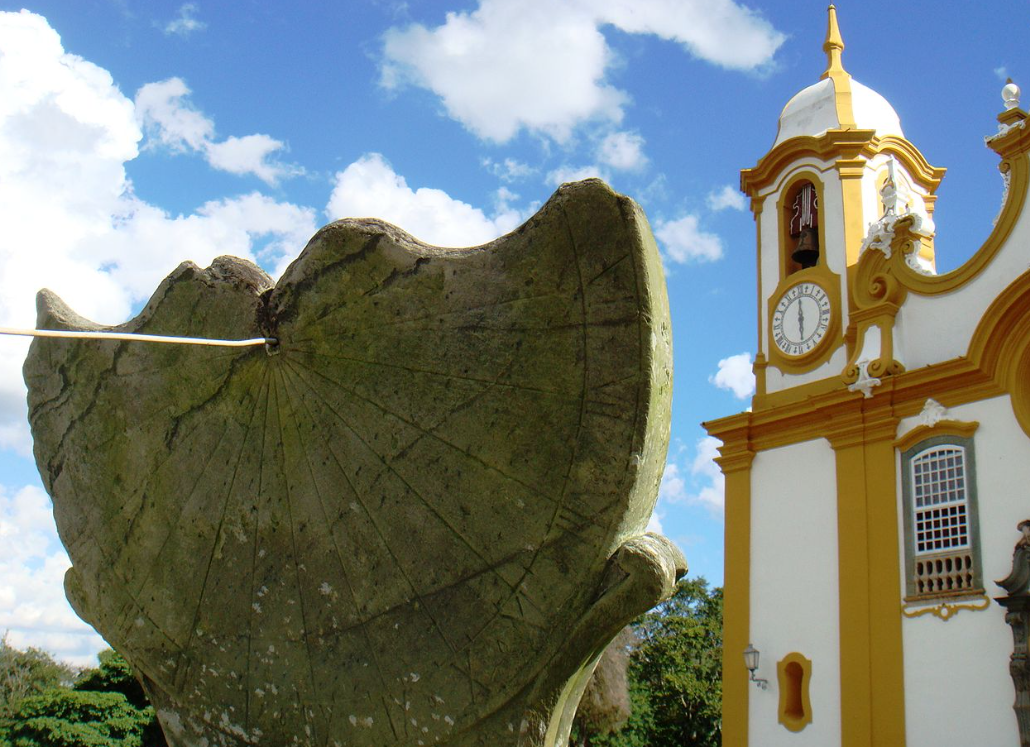 A matriz tem um famoso relógio de sol na entrada (foto). E No interior do templo há um órgão datado de 1788, considerado um dos quinze mais importantes do mundo.