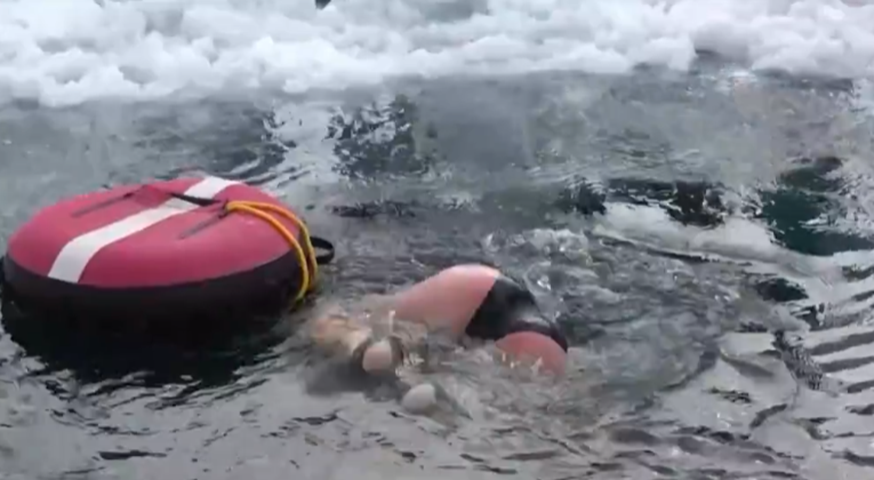 E mergulhou para cumprir o desafio de superar mais um recorde. 