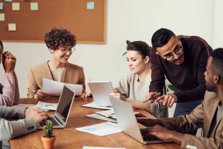 O relatório indica que o ambiente de trabalho e a eficácia dos líderes são cruciais para a saúde mental dos funcionários.