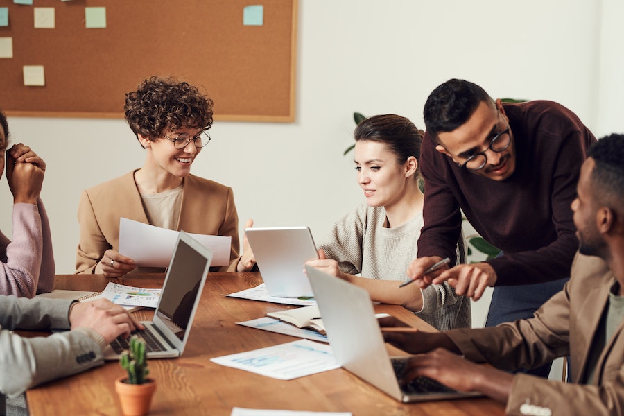 Um recente estudo realizado pela Workamajig, uma empresa que desenvolve software de gestão de projetos, revelou as tendências profissionais mais populares na plataforma até agora. -fauxels pexels