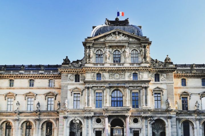 Originalmente construído como uma fortaleza no fim do século 12, o edifício foi transformado em residência real e, posteriormente, em museu público em 1793, durante a Revolução Francesa.