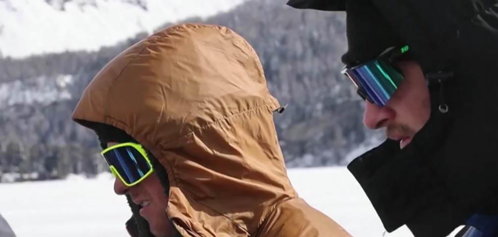 Já na preparação, o espanto de quem estava superagasalhado no ambiente gélido, vendo o mergulhador apenas de sunga. 