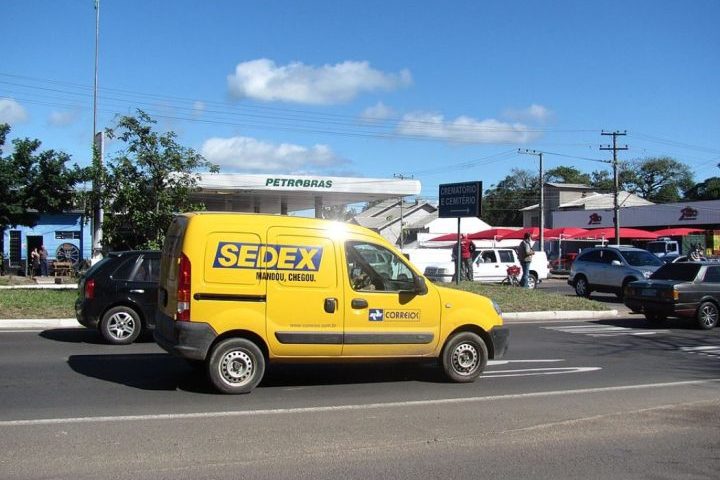 <p>Além das tradicionais cartas e telegramas, a estatal incorporou serviços expressos como o SEDEX e serviços financeiros como o Banco Postal em parceria com o Banco do Brasil.</p>
