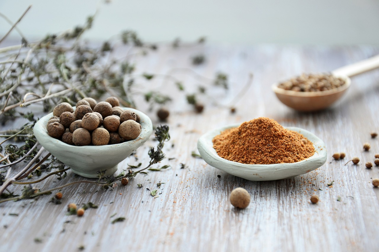 As pimentas entram no setor de especiarias, que inclui noz-moscada, curry, orégano, etc... São condimentos para realçar o sabor dos alimentos. 
