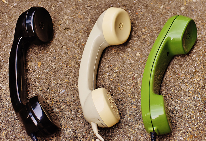 Dessa forma, o uso do telefone fixo também diminuiu. Vale destacar que até empresas têm aberto mão do aparelho e hoje atendem pelo WhatsApp. Cardápios e tabela de preços, por exemplo, podem ser enviados pelo aplicativo, que também tem tirado o espaço dos e-mails. 
